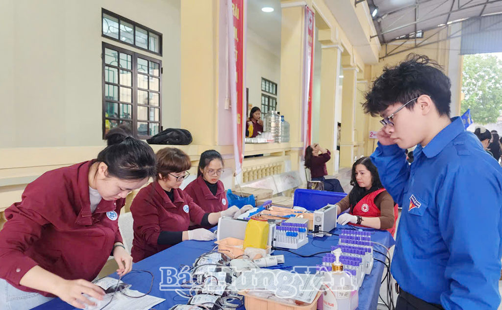 Hàng trăm đơn vị máu an toàn được bổ sung phục vụ công tác cấp cứu và điều trị cho người bệnh.