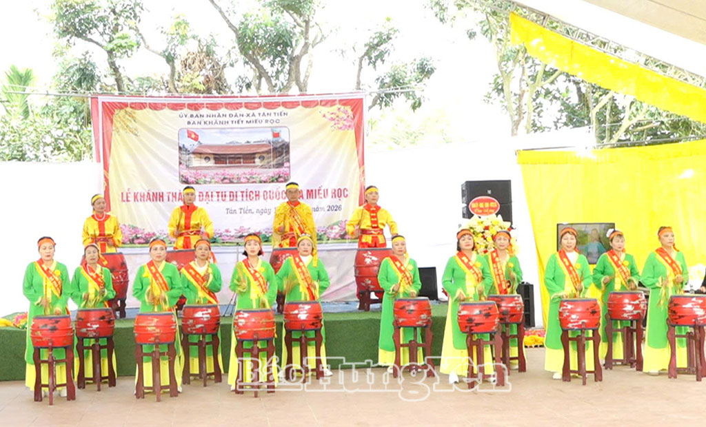 Màn trống hội chào mừng lễ khánh thành.