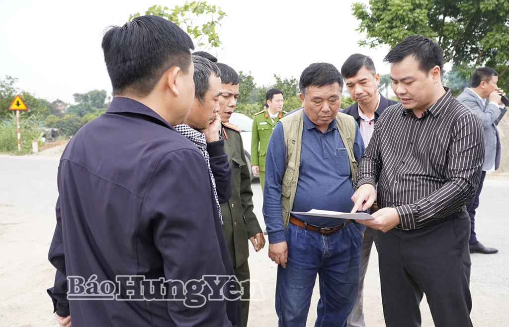  Các ngành, đơn vị liên quan khảo sát vị trí để xây dựng Tượng đài Bác Hồ trên địa bàn xã Việt Tiến.