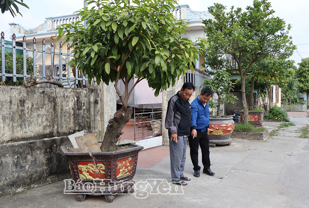 Ông Trần Thanh Quang, hội viên CCB thôn An Chỉ xây lùi tường vào 1,3 m để mở rộng tuyến đường liên xã từ 6 m lên 15 m.