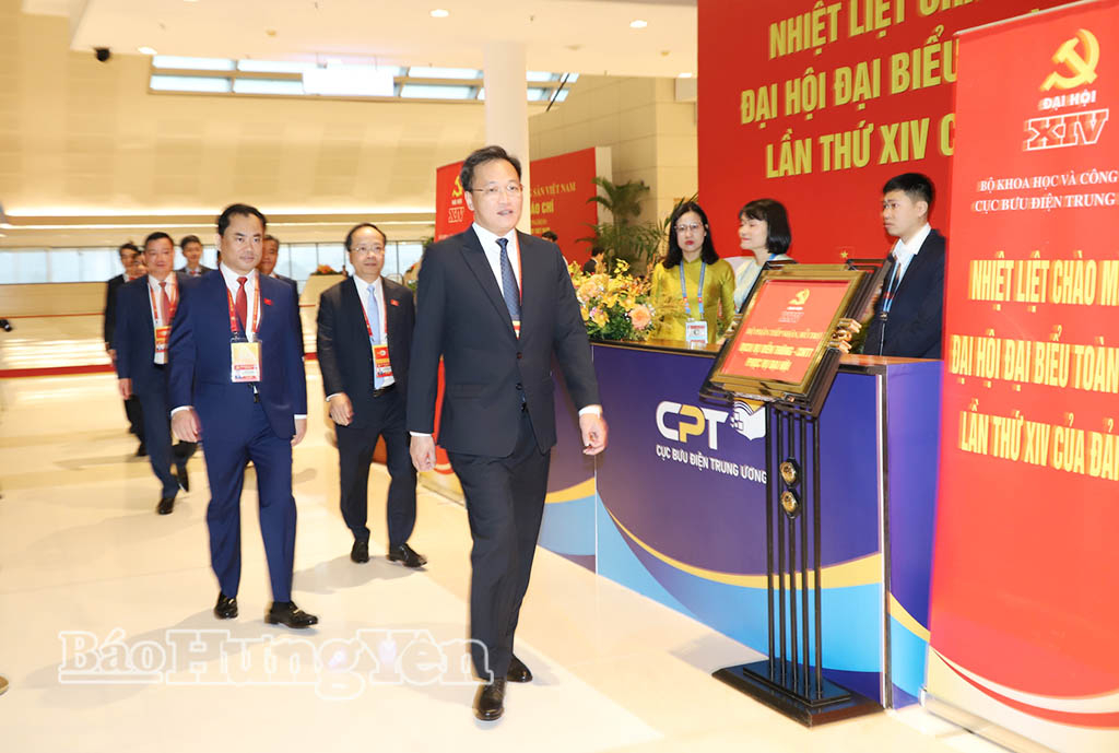 Đồng chí Nguyễn Hữu Nghĩa, Ủy viên Ban Chấp hành Trung ương Đảng, Bí thư Tỉnh ủy, Trưởng đoàn đại biểu Đảng bộ tỉnh Hưng Yên cùng các đại biểu dự phiên họp trù bị Đại hội XIV của Đảng.