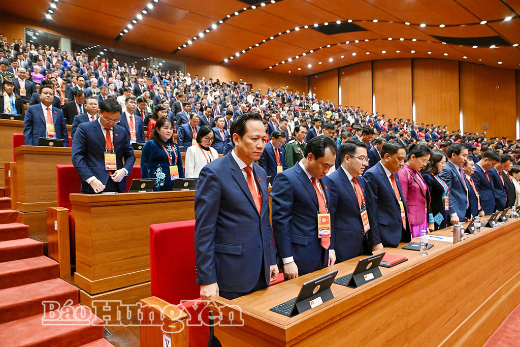 Đại hội dành một phút mặc niệm tưởng nhớ  cố Tổng Bí thư Nguyễn Phú Trọng và các đồng chí Ủy viên Ban Chấp hành Trung ương Đảng đã từ trần trong nhiệm kỳ Đại hội XIV.