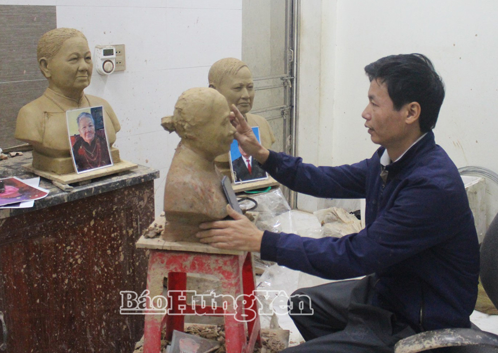 Tạc tượng đồng theo mẫu ảnh tại cơ sở đúc đồng Dương Văn Tập.