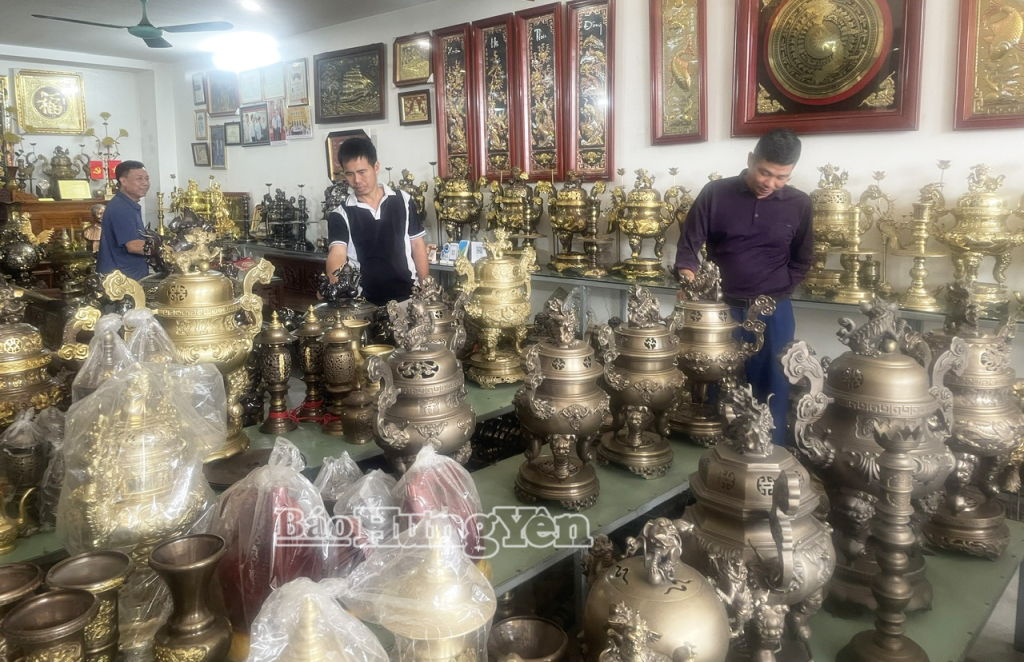 Khách hàng tham quan, đặt hàng tại 1 cơ sở làm nghề đúc đồng trong xã.