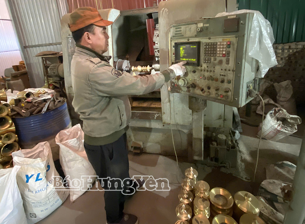 Ứng dụng máy móc công nghệ cao trong làm nghề đúc đồng của gia đình anh Dương Việt Bách (xã Đại Đồng).