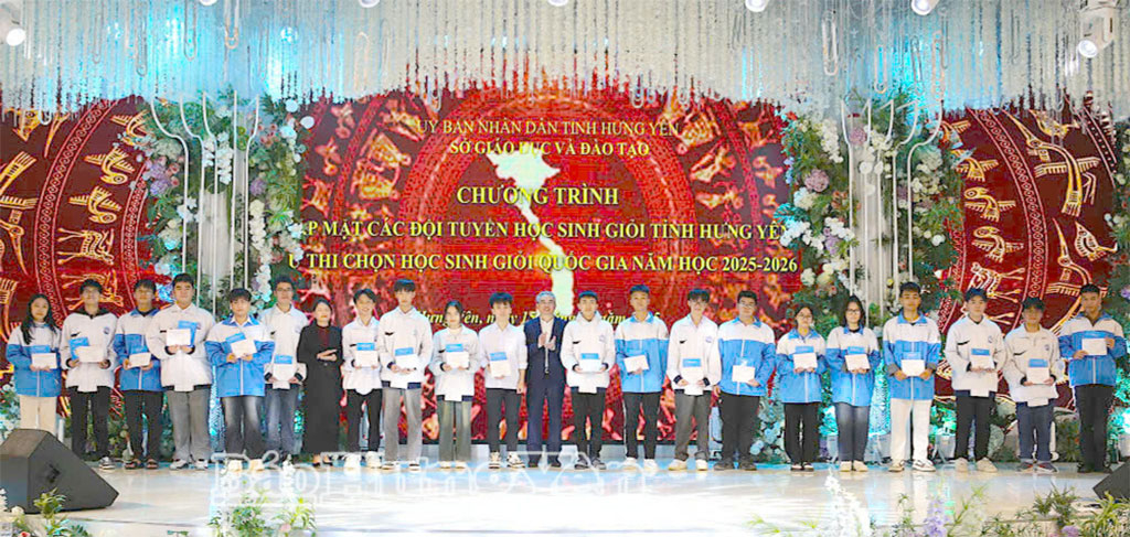 Giám đốc Sở Giáo dục và Đào tạo trao thưởng, động viên học sinh dự kỳ thi chọn học sinh giỏi quốc gia năm học 2025 - 2026.