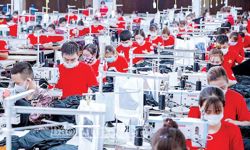 Người lao động trong các nhà máy, xí nghiệp thi đua lao động sản xuất lập thành tích chào mừng Đại hội đại biểu toàn quốc lần thứ XIV của Đảng.