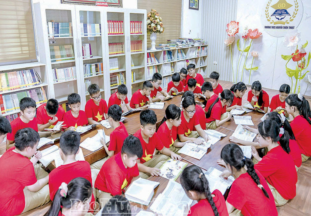 Học sinh Trường THCS Nguyễn Thiện Thuật (xã Khoái Châu) đọc sách tại thư viện Trường.