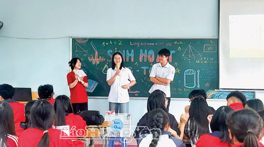 Một buổi sinh hoạt của Câu lạc bộ Toán học, Trường THPT Minh Châu (xã Việt Yên)