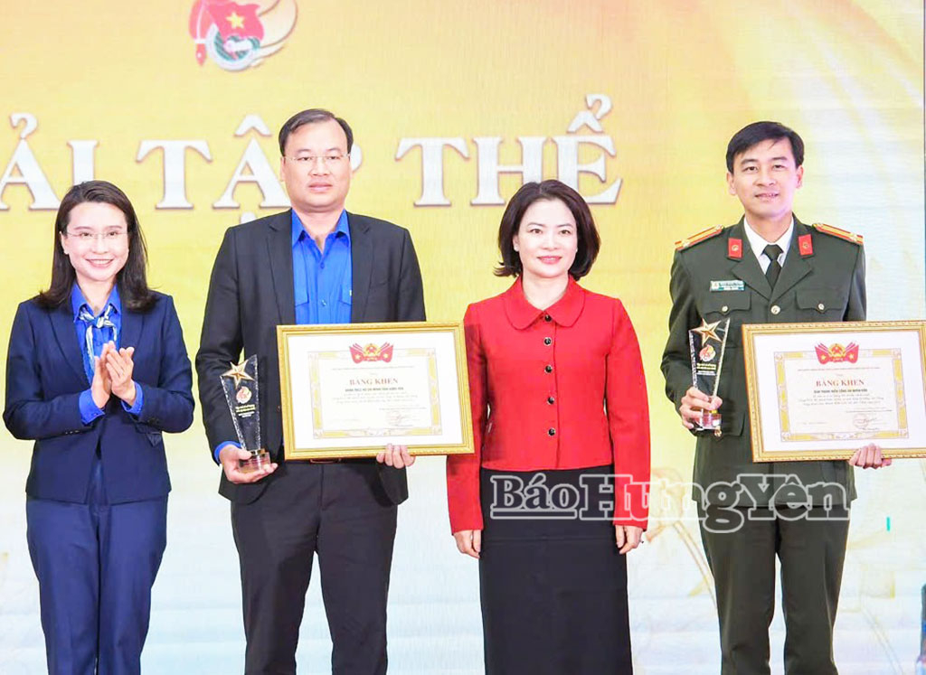 Lãnh đạo Tỉnh đoàn Hưng Yên nhận bằng khen trong cuộc thi chính luận về bảo vệ nền tảng tư tưởng của Đảng trong đoàn viên, thanh niên từ Trung ương Đoàn.