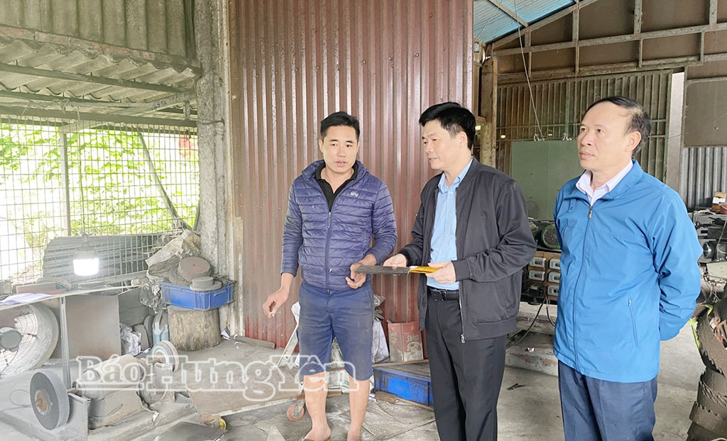 Lãnh đạo xã Tây Thuỵ Anh đến thăm làng nghề rèn truyền thống.