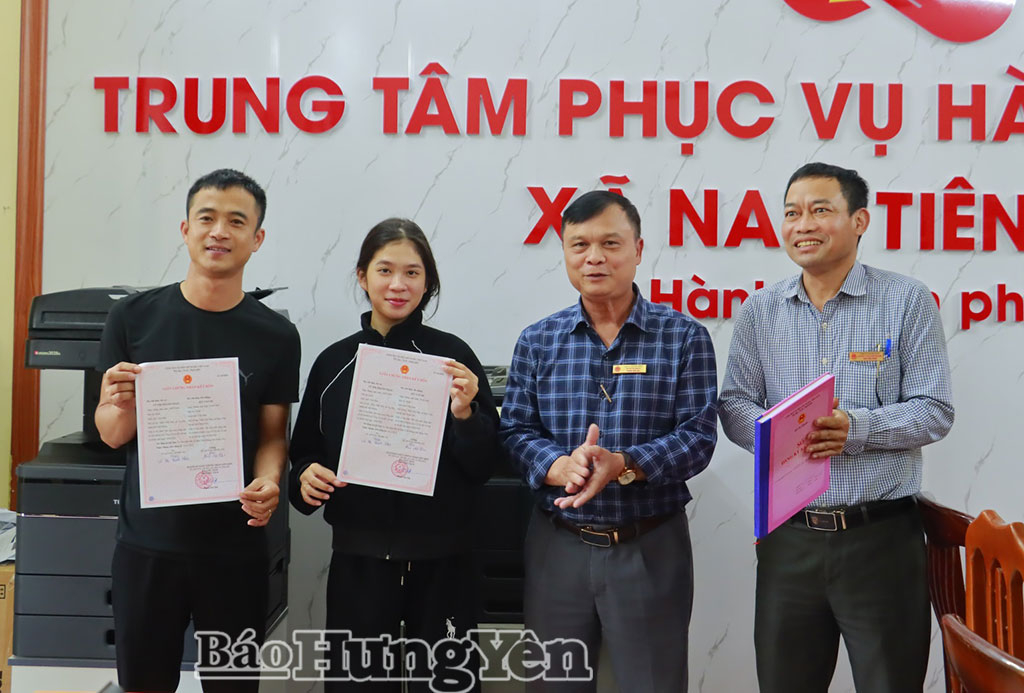 Lãnh đạo xã Nam Tiên Hưng trao giấy đăng ký kết hôn cho vợ chồng anh Bùi Văn Du, thôn Thọ Sơn.