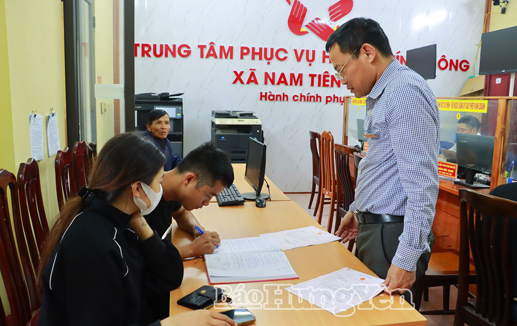 Cán bộ Trung tâm Phục vụ hành chính công xã Nam Tiên Hưng hướng dẫn người dân làm thủ tục hành chính.