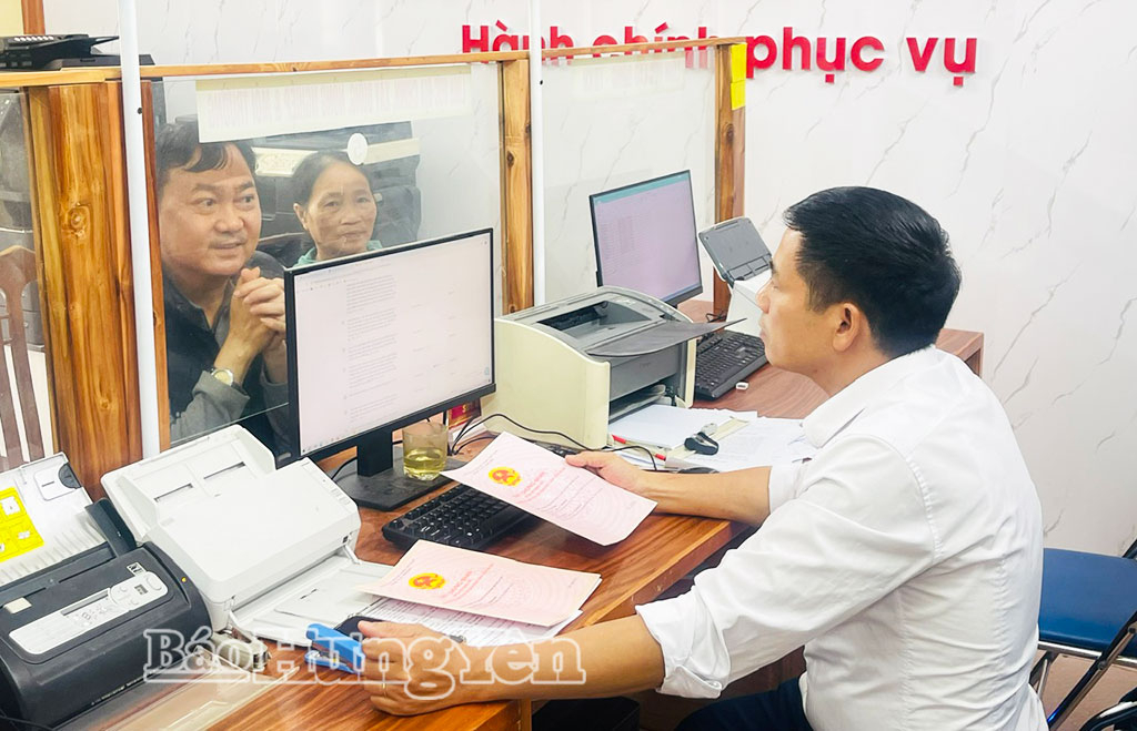 Cán bộ Trung tâm Phục vụ hành chính công xã Nam Tiên Hưng tiếp nhận và giải quyết thủ tục hành chính cho người dân.