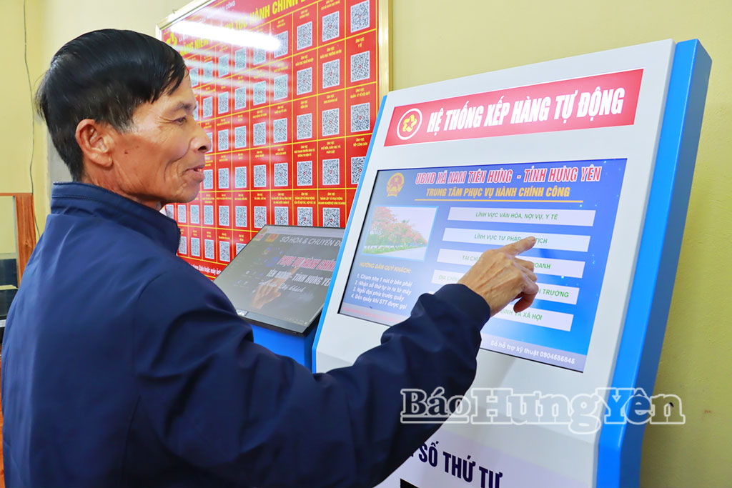 Người dân lấy số thứ tự tự động từ kios thông minh.