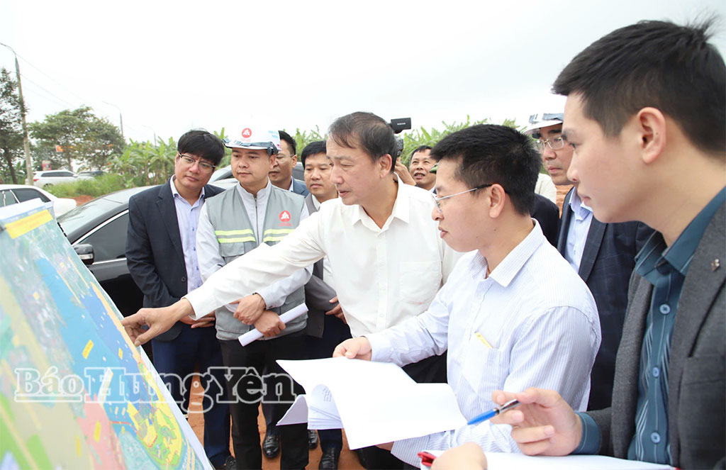 Đồng chí Phó Chủ tịch UBND tỉnh Nguyễn Hùng Nam kiểm tra thực địa dự án tuyến đường kết nối di sản văn hóa du lịch và phát triển kinh tế dọc sông Hồng.