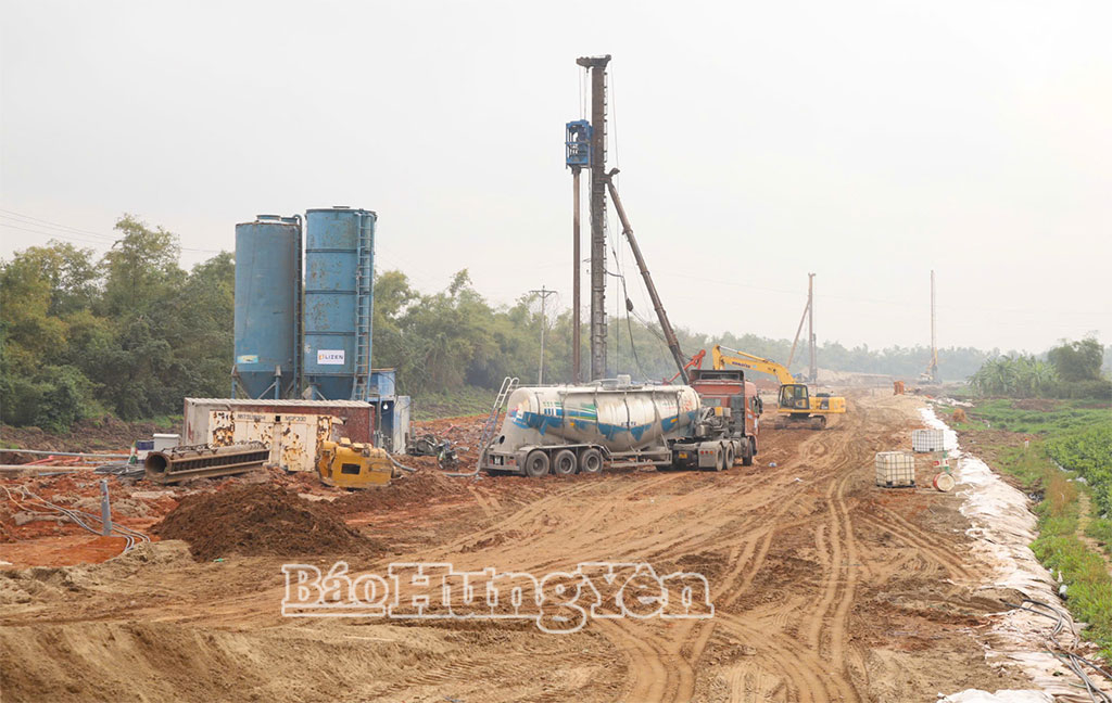 Thi công xây dựng tuyến đường kết nối di sản văn hóa du lịch và phát triển kinh tế dọc sông Hồng.