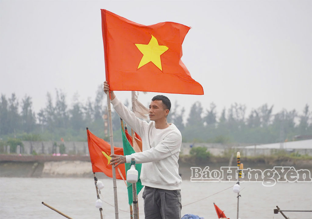 Ngư dân Đinh Xuân Bắc, thôn số 9, xã Thái Thụy treo cờ chào mừng Đại hội đại biểu toàn quốc lần thứ XIV của Đảng.