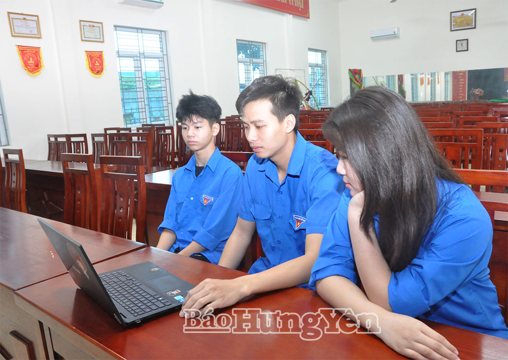 Đoàn viên Chi đoàn thôn Thư Thị, xã Yên Mỹ theo dõi Đại hội XIV của Đảng qua Báo Hưng Yên điện tử (baohungyen.vn).