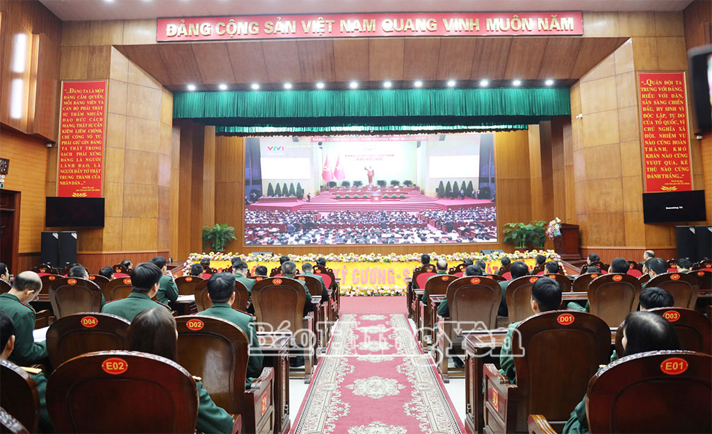 Bộ CHQS tỉnh tổ chức cho cán bộ, chiến sĩ theo dõi truyền hình trực tiếp phiên khai mạc Đại hội đại biểu toàn quốc lần thứ XIV của Đảng tại hội trường của đơn vị.