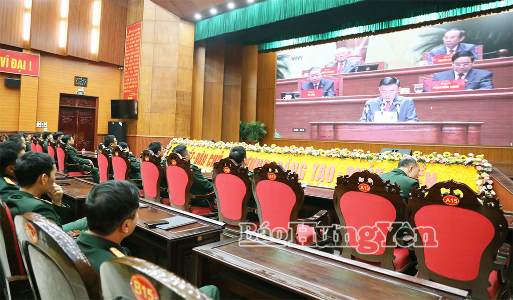 Các cán bộ, chiến sĩ của Bộ CHQS tỉnh theo dõi phiên khai mạc Đại hội đại biểu toàn quốc lần thứ XIV của Đảng.