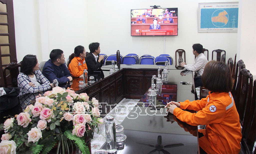 Cán bộ, công nhân Đội quản lý điện lực khu vực Thái Bình theo dõi truyền hình trực tiếp Lễ khai mạc Đại hội đại biểu toàn quốc lần thứ XIV của Đảng.