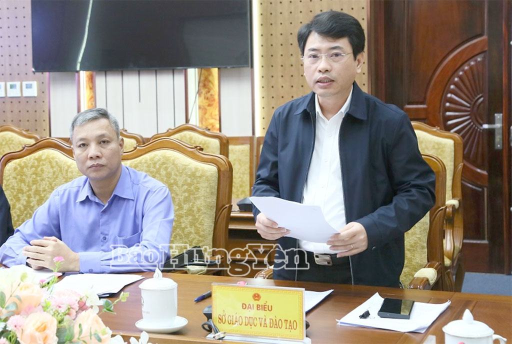 Lãnh đạo Sở Giáo dục và Đào tạo báo cáo tại cuộc họp.