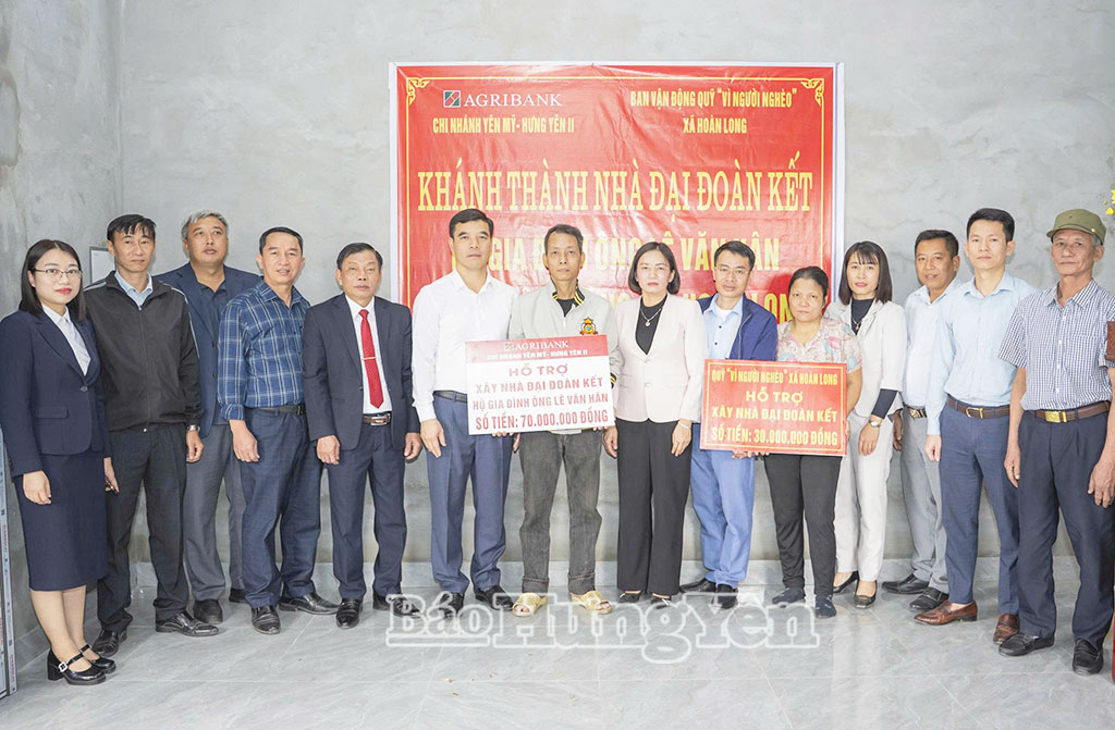  Lãnh đạo xã Hoàn Long và nhà tài trợ trao kinh phí hỗ trợ xây nhà đại đoàn kết tặng gia đình ông Lê Văn Hân, thôn Xuân Tràng.