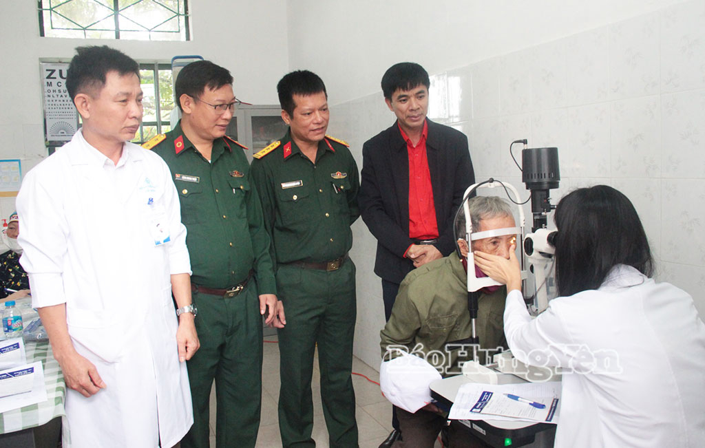 Khám bệnh, tư vấn sức khỏe miễn phí cho người có công và thân nhân người có công với cách mạng, người có hoàn cảnh khó khăn ở xã Nguyễn Du.