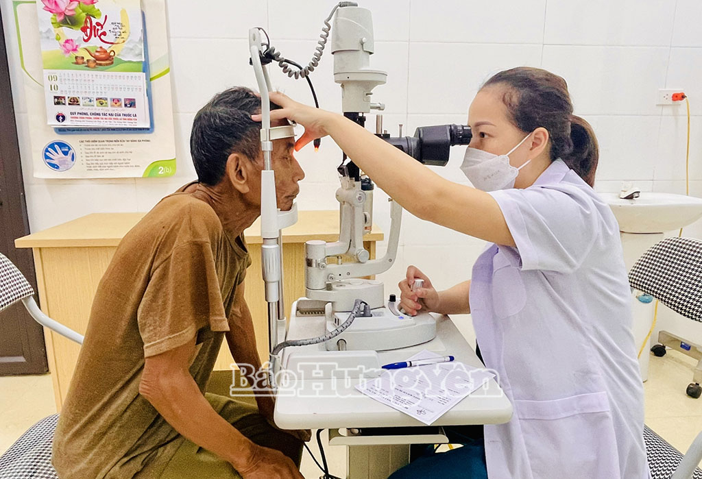 Khám mắt miễn phí cho người cao tuổi ở xã Tiên Lữ.