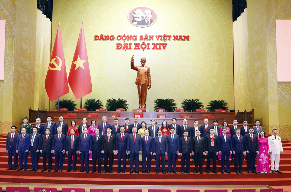 Các đồng chí lãnh đạo Đảng, Nhà nước chụp ảnh lưu niệm với Đoàn đại biểu Đảng bộ tỉnh Hưng Yên dự Đại hội.