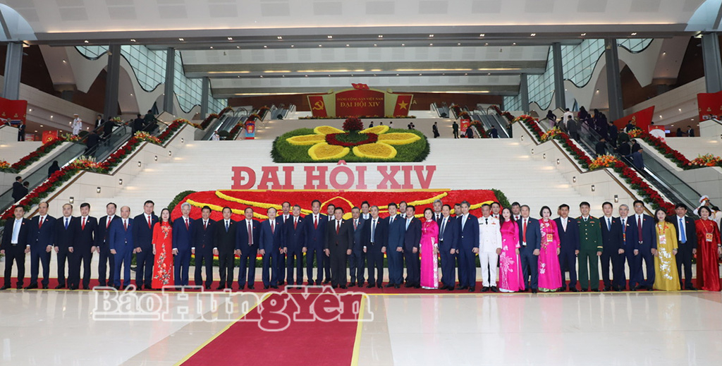 Các đồng chí: Lê Minh Hưng, Ủy viên Bộ Chính trị,  Bí thư Trung ương Đảng, Trưởng Ban Tổ chức Trung ương; Nguyễn Xuân Thắng, Ủy viên Bộ Chính trị, Giám đốc Học viện Chính trị quốc gia Hồ Chí Minh, Chủ tịch Hội đồng Lý luận Trung ương chụp ảnh cùng Đoàn đại biểu Đảng bộ tỉnh Hưng Yên.