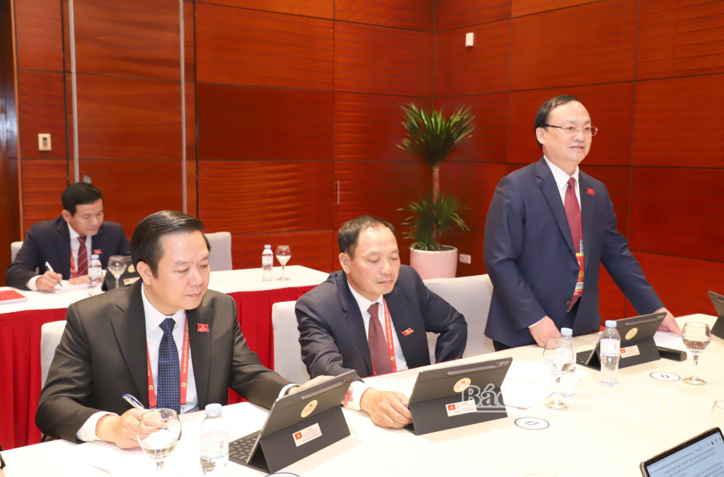 Đồng chí Đỗ Tiến Sỹ, Ủy viên Ban Chấp hành Trung ương Đảng, Tổng Giám đốc Đài Tiếng nói Việt Nam thảo luận tại đoàn.