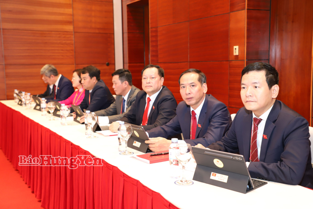 Các đại biểu thuộc Đoàn đại biểu Đảng bộ tỉnh Hưng Yên tham gia thảo luận tổ.