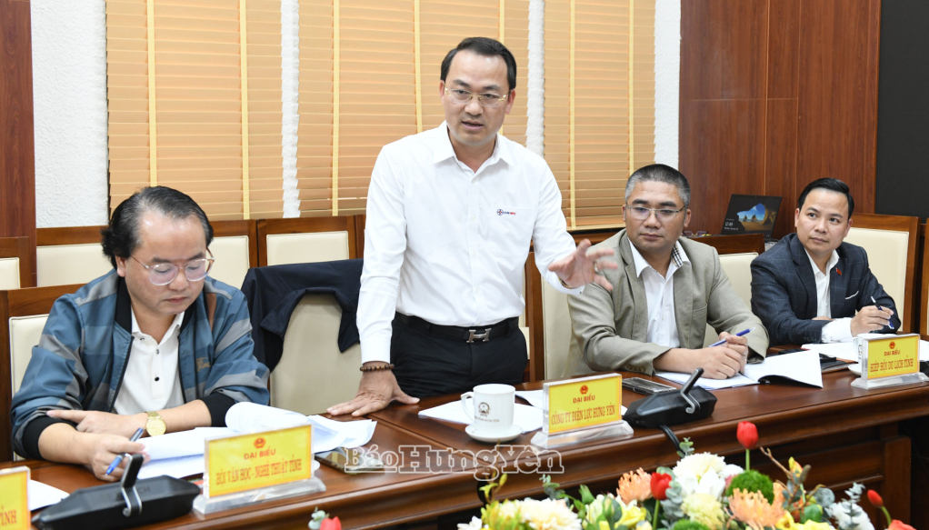 Đại biểu các sở, ngành thảo luận tại cuộc họp.