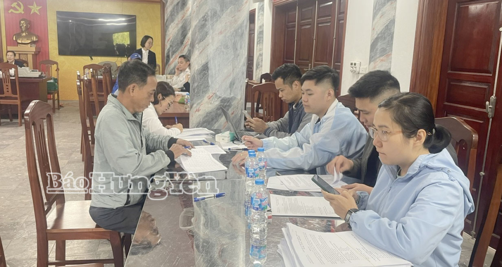 Người dân thôn Tân Nhuế, xã Lạc Đạo làm thủ tục nhận tiền bồi thường, hỗ trợ.