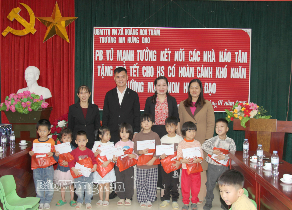 Anh Vũ Mạnh Tưởng (người đứng hàng sau, thứ 2 từ trái sang) trao quà tặng học sinh có hoàn cảnh khó khăn tại Trường Mầm non Hưng Đạo.