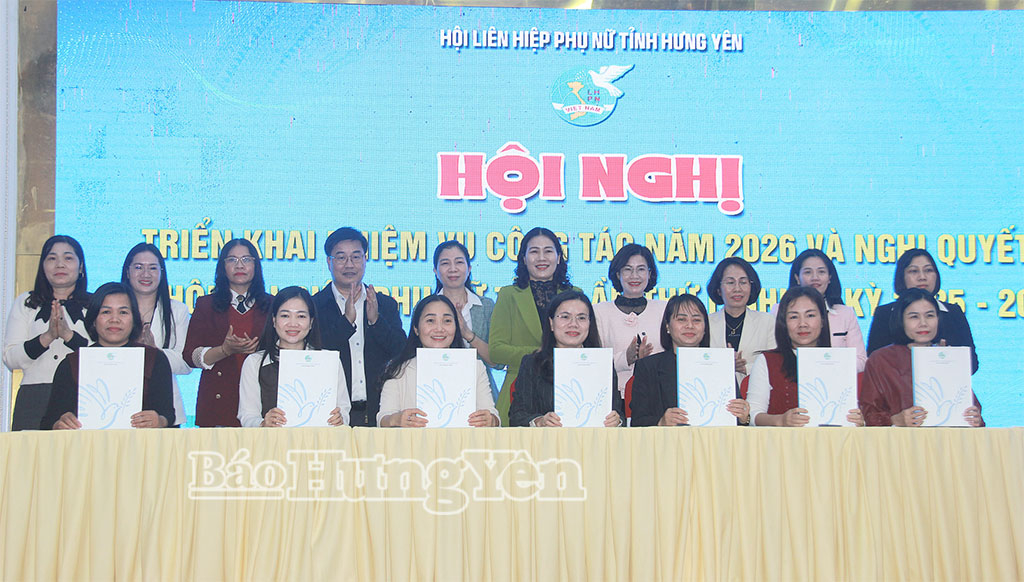 Tổ chức ký giao ước thi đua tại hội nghị.