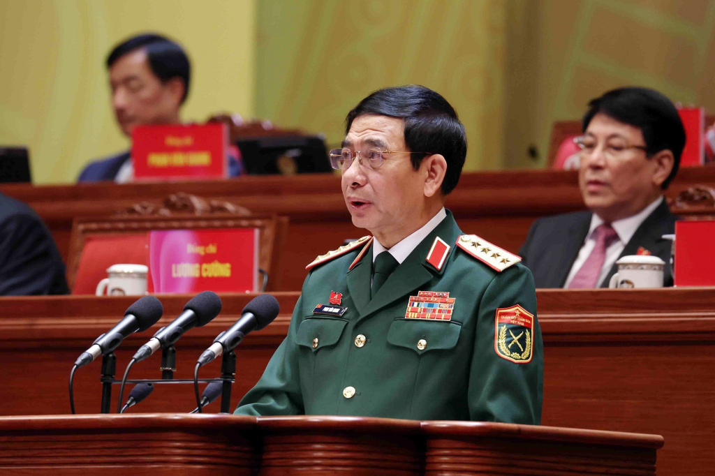 Đại tướng Phan Văn Giang - Ủy viên Bộ Chính trị, Phó Bí thư Quân ủy Trung ương, Bộ trưởng Bộ Quốc phòng tham luận về vấn đề “Xây dựng Quân đội nhân dân cách mạng, chính quy, tinh nhuệ, hiện đại, làm nòng cốt xây dựng nền quốc phòng vững mạnh, hiện đại, gắn với nền an ninh nhân dân và thế trận lòng dân vững chắc.”