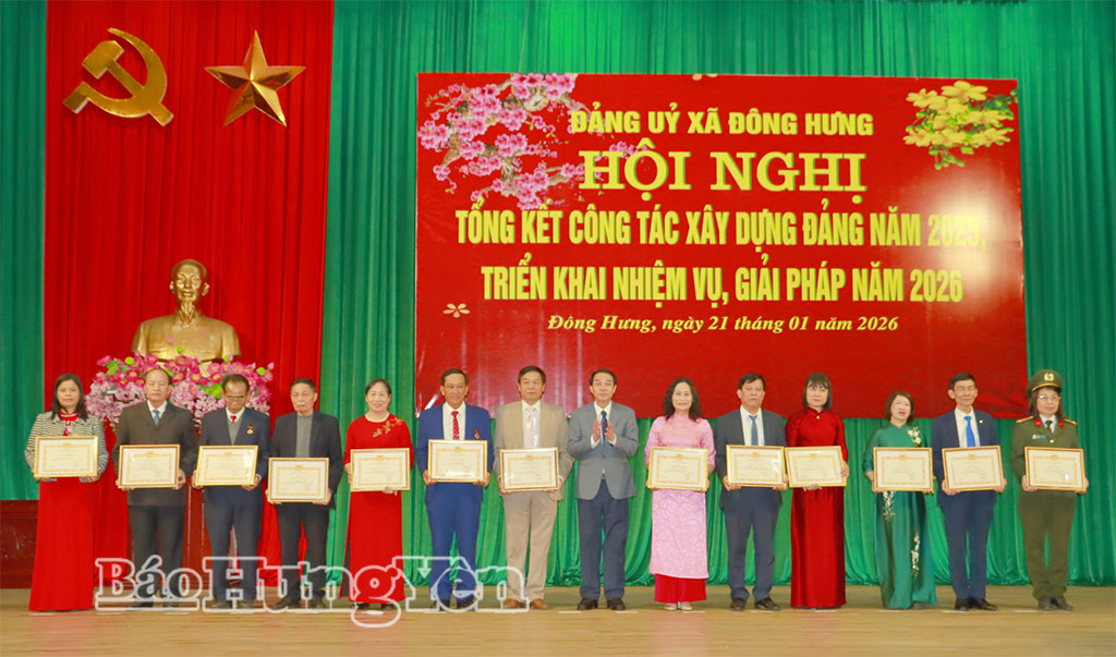 Lãnh đạo xã Đông Hưng trao giấy khen cho các tổ chức Đảng hoàn thành xuất sắc nhiệm vụ năm 2025.