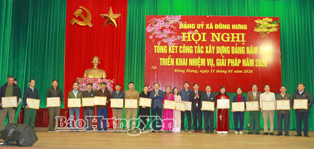 Lãnh đạo xã trao giấy khen cho các đảng viên hoàn thành xuất sắc nhiệm vụ năm 2025.