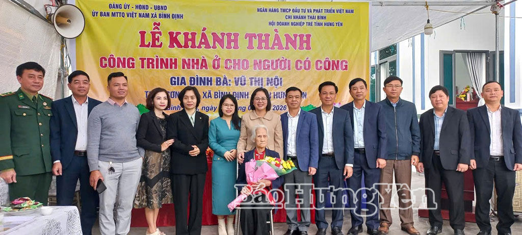 Lãnh đạo xã Bình Định và các nhà tài trợ chúc mừng bà Nguyễn Thị Nội trong lễ khánh thành nhà.