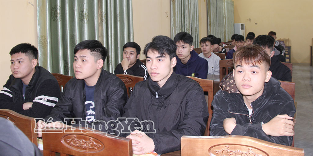 Học viên tham gia lớp bồi dưỡng nhận thức về Đảng năm 2026 tại Trung tâm Chính trị xã Khoái Châu.