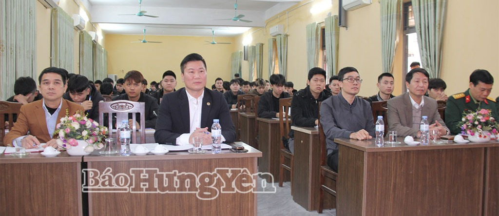 Các đại biểu dự khai giảng lớp bồi dưỡng nhận thức về Đảng năm 2026 tại Trung tâm Chính trị xã Khoái Châu.