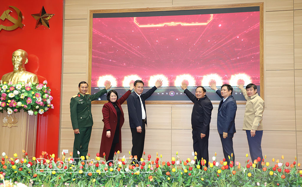 Các đồng chí lãnh đạo tỉnh nhấn nút công bố phần mềm theo dõi, giám sát việc thực hiện các Nghị quyết, Chỉ thị, Kết luận của tỉnh Hưng Yên.