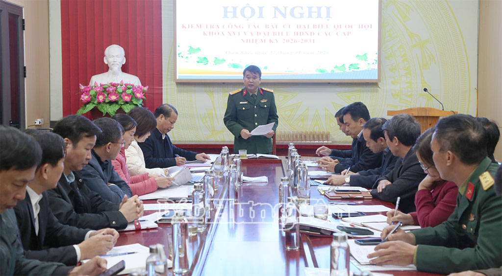 Đại tá Đỗ Hữu Tuấn, Phó Chỉ huy trưởng, Tham mưu trưởng, Bộ CHQS tỉnh, Trưởng Đoàn kiểm tra số 5, Ủy ban Bầu cử tỉnh phát biểu chỉ đạo buổi kiểm tra.