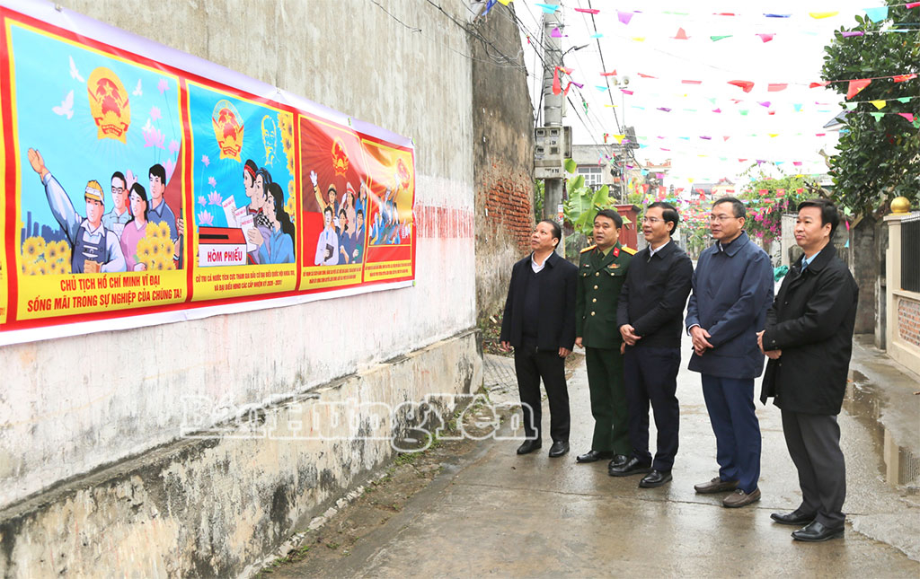 Đoàn kiểm tra số 5, Ủy ban Bầu cử tỉnh kiểm tra công tác chuẩn bị bầu cử tại thôn Truy Đình, xã Diên Hà.