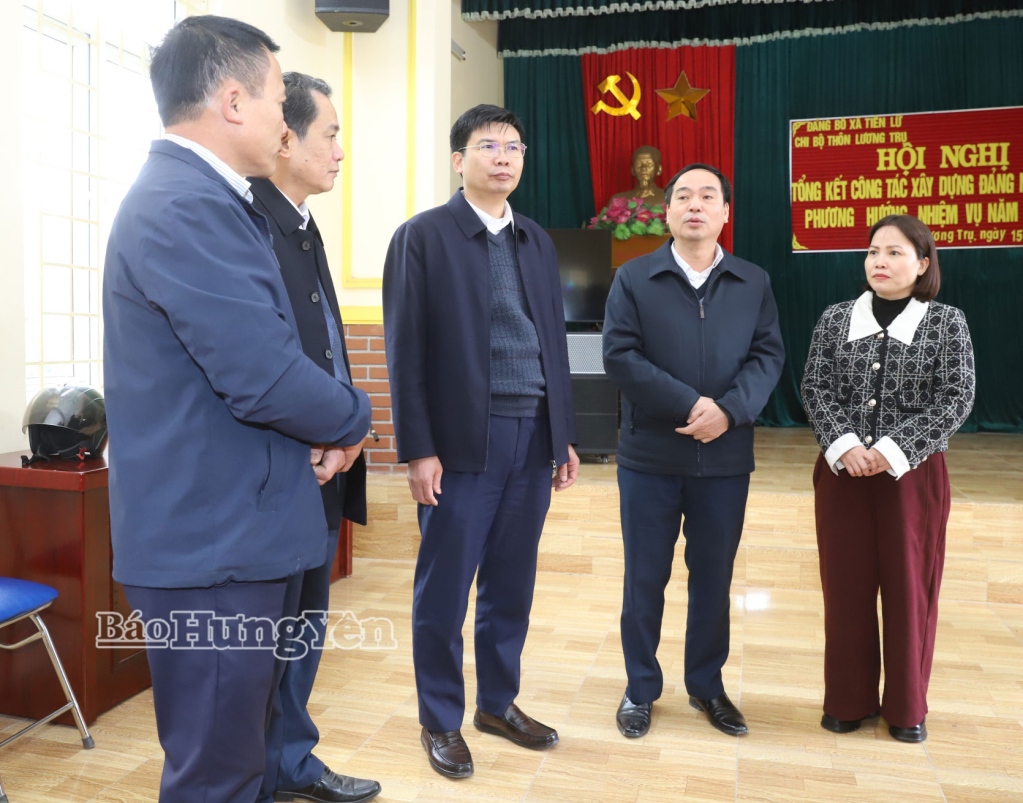 Đồng chí Phó Chủ tịch HĐND tỉnh Vũ Ngọc Trì kiểm tra thực tế  một điểm tổ chức bầu cử tại xã Tiên Lữ.