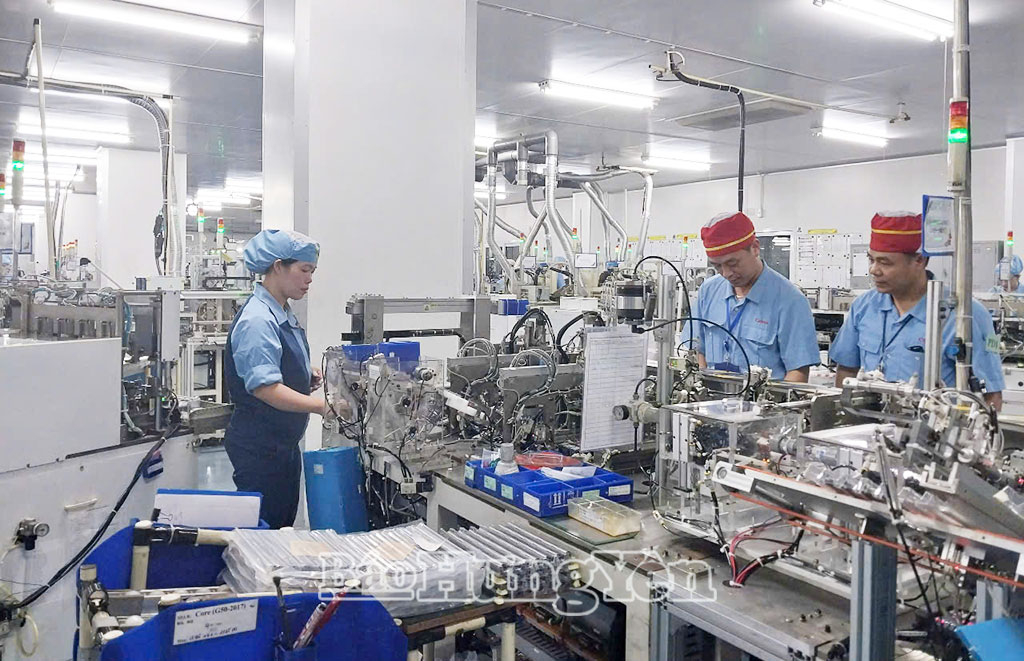 Người lao động Công ty TNHH Điện tử Canon Việt Nam (Khu công nghiệp Phố Nối A, Người lao động Công ty TNHH Điện tử Canon Việt Nam (Khu công nghiệp Phố Nối A, xã Như Quỳnh) thi đua lao động sản xuất chào mừng Đại hội.