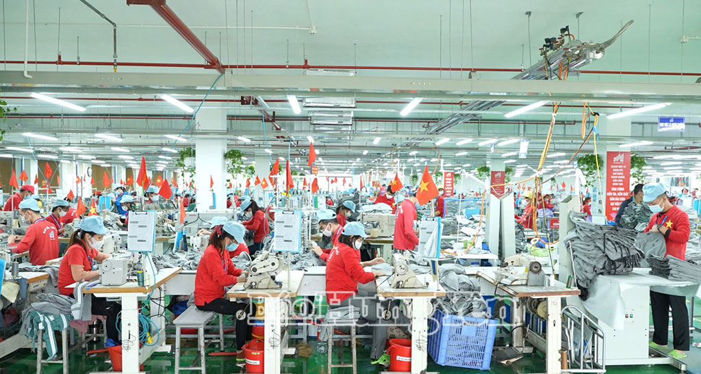 Không khí sản xuất tại Chi nhánh Tổng công ty May 10 - Công ty cổ phần - Xí nghiệp may Hưng Hà, xã Hưng Hà.